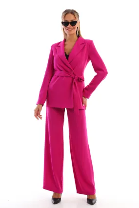 Completo tailleur fucsia magenta giacca doppiopetto con cintura allacciabile e pantaloni larghi