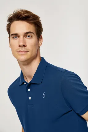 Polo azul indigo piqué con tapeta de tres botones y logo bordado Rigby Go