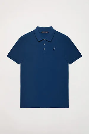 Polo azul indigo piqué con tapeta de tres botones y logo bordado Rigby Go