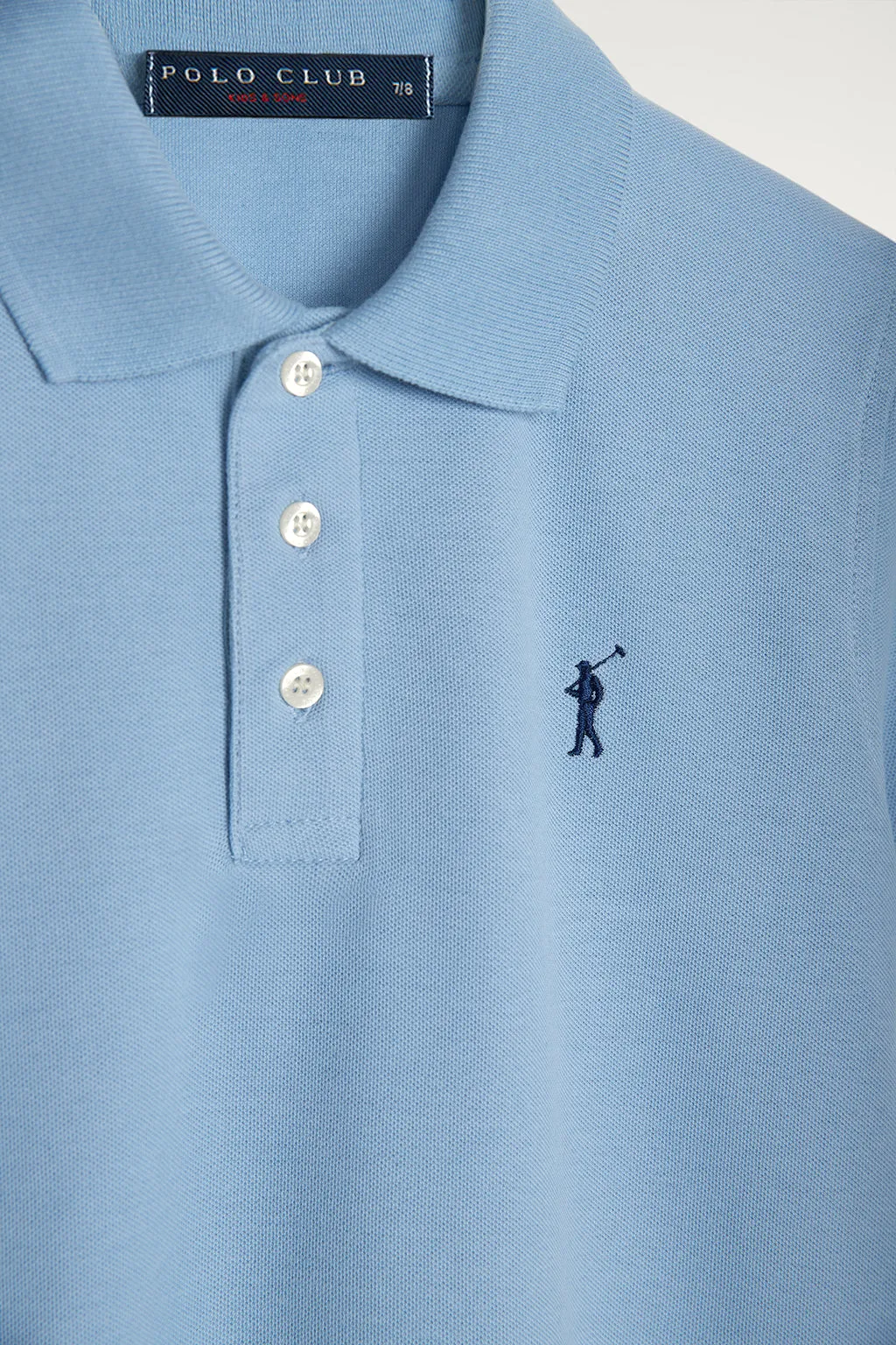 Polo celeste infantil de manga corta con logo bordado