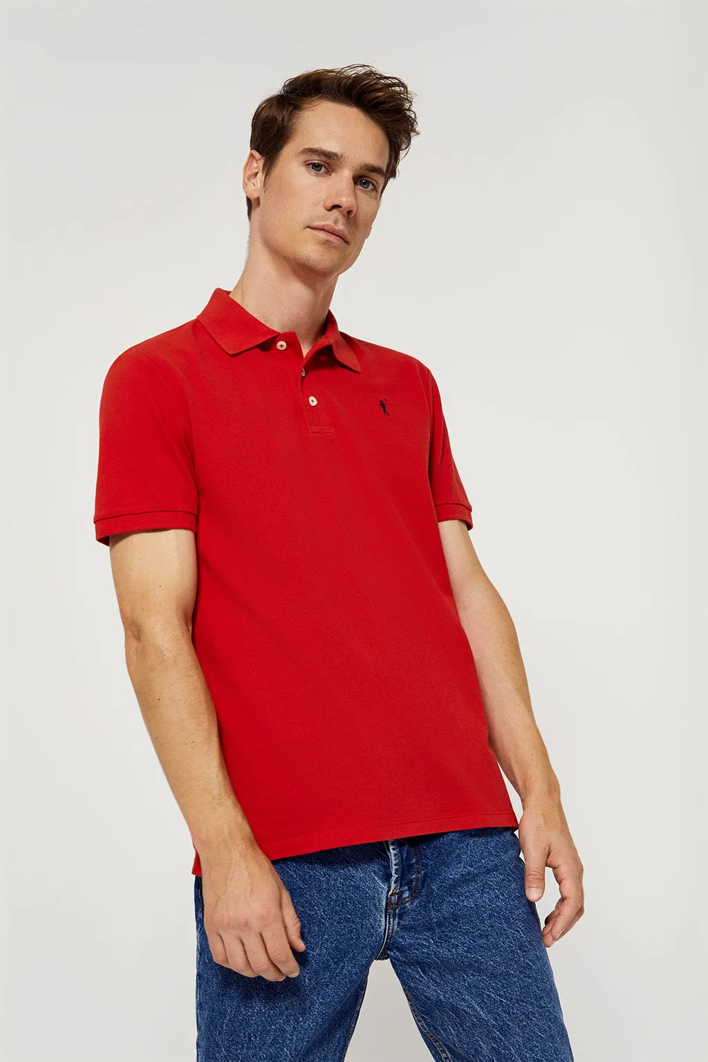 Polo rojo piqué con tapeta de tres botones y logo bordado en contraste