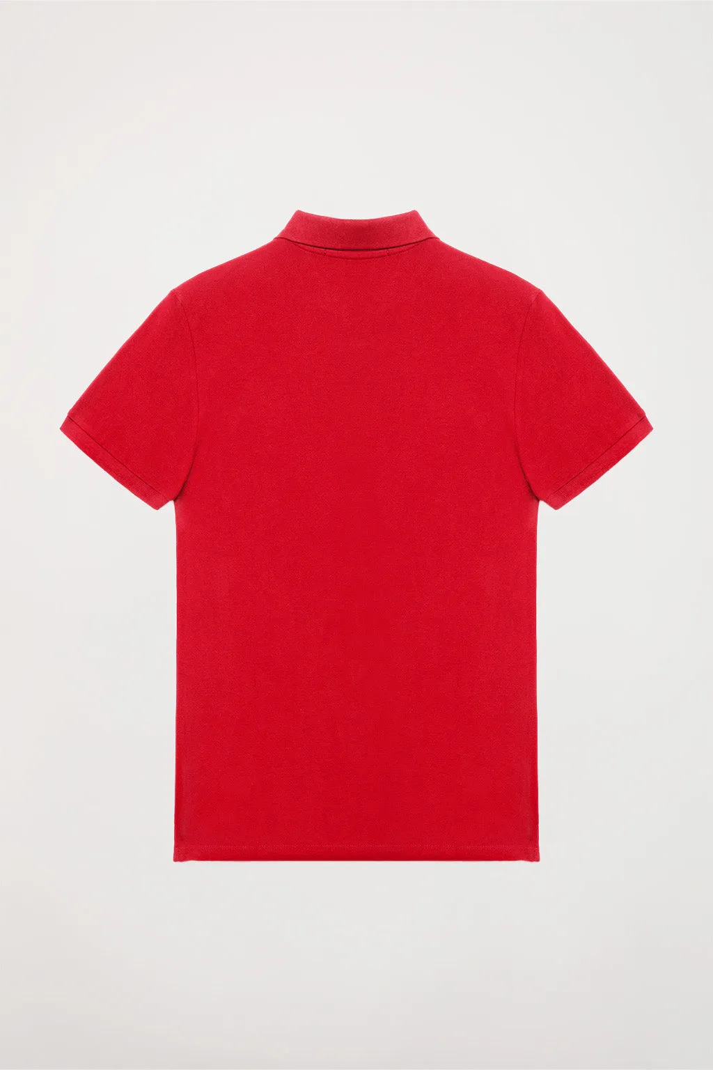 Polo rojo piqué con tapeta de tres botones y logo bordado en contraste