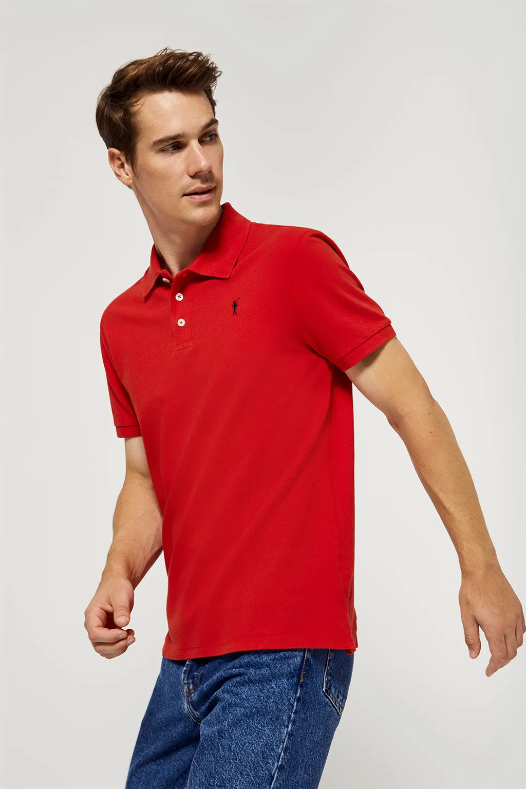 Polo rojo piqué con tapeta de tres botones y logo bordado en contraste