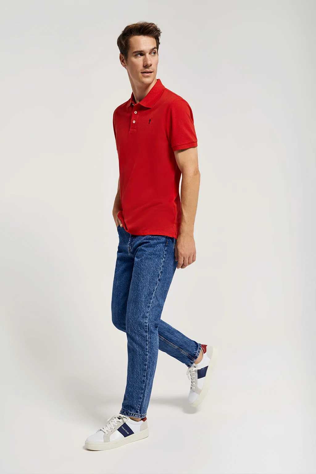 Polo rojo piqué con tapeta de tres botones y logo bordado en contraste