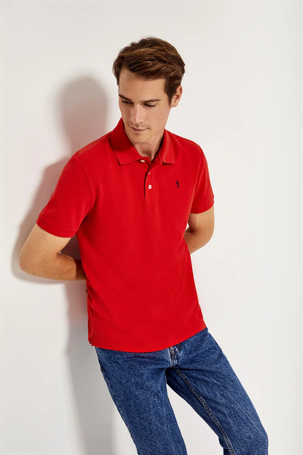 Polo rojo piqué con tapeta de tres botones y logo bordado en contraste