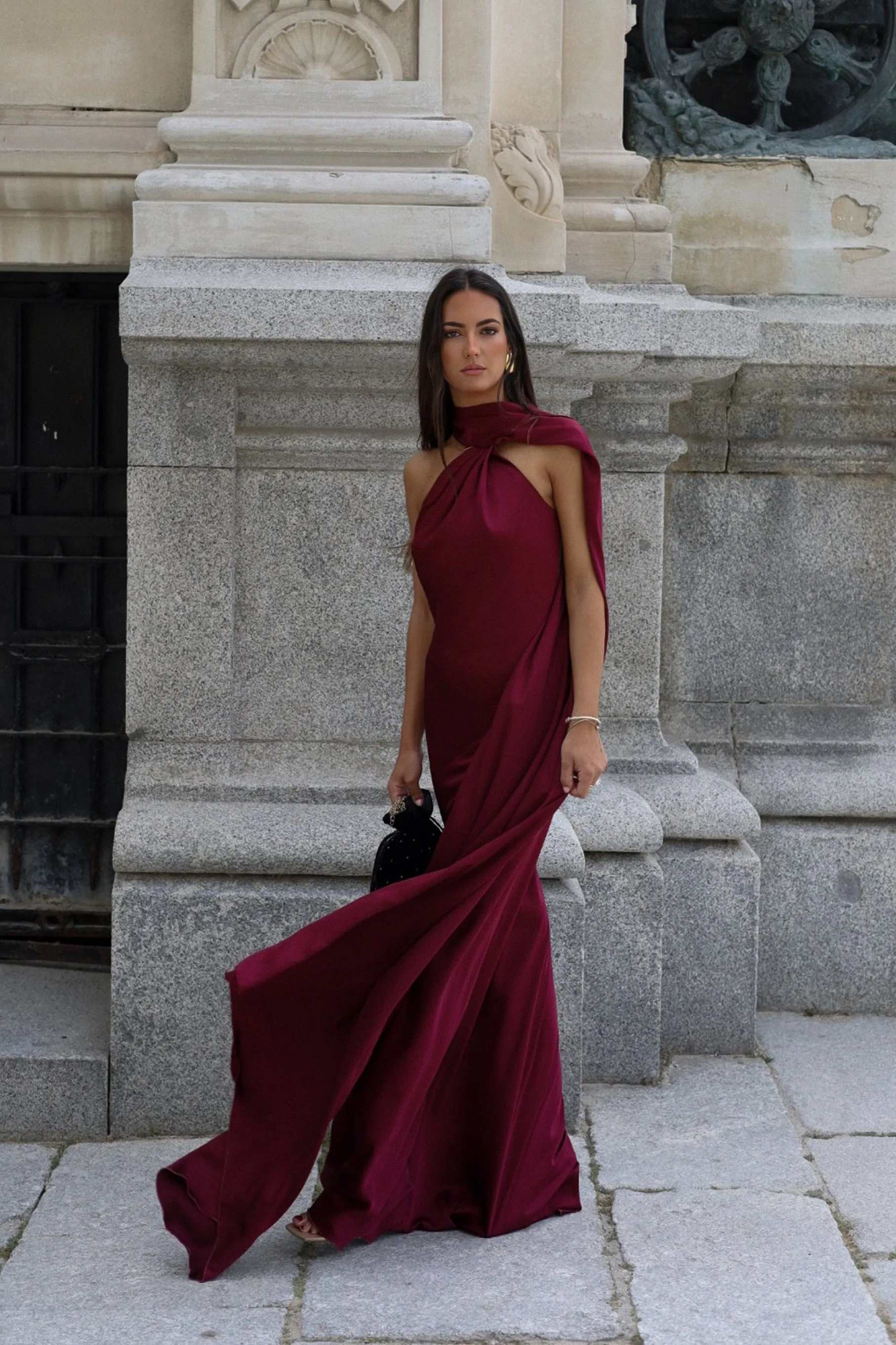 VESTIDO COMPRIDO BORDEAUX COM CAPA