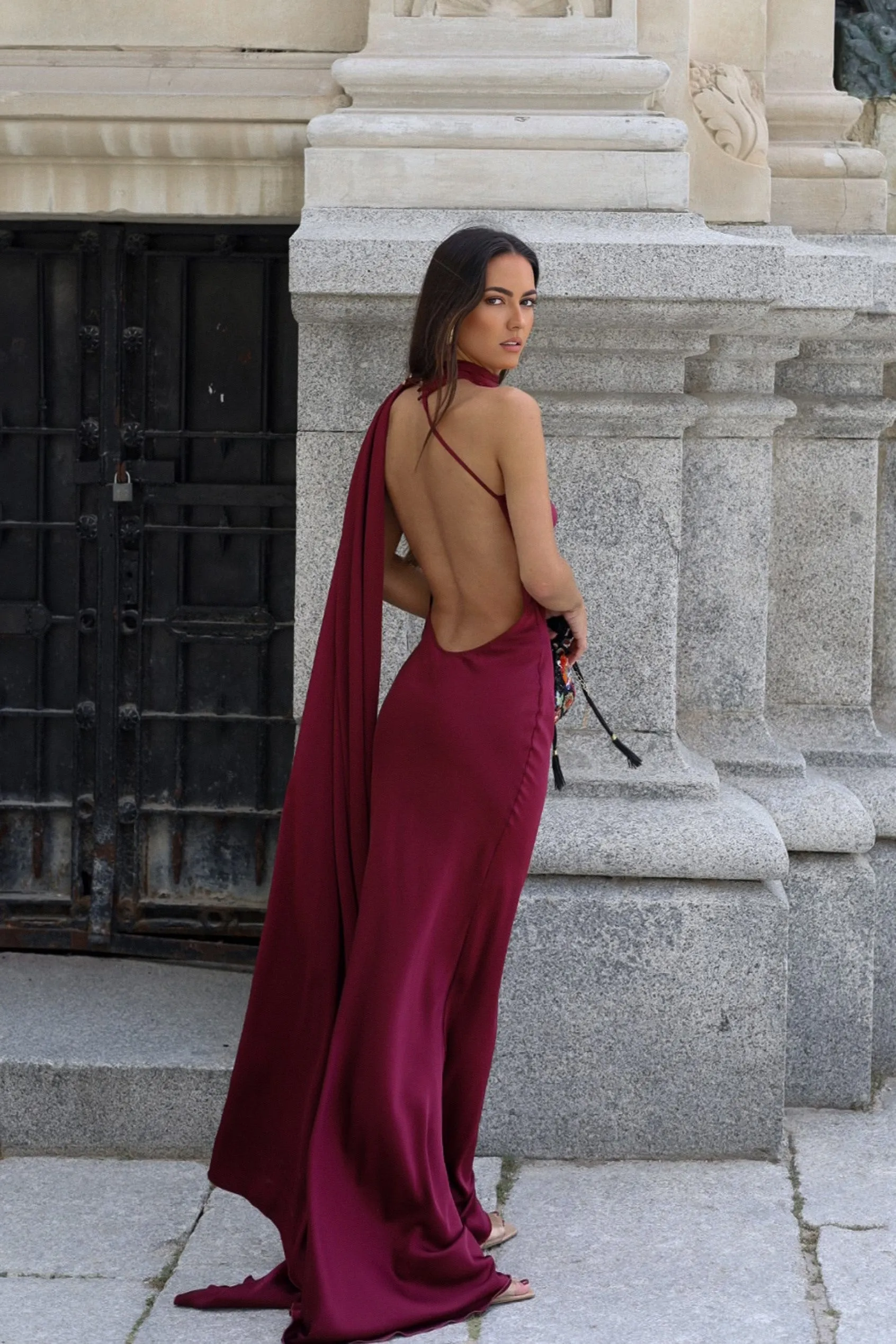 VESTIDO COMPRIDO BORDEAUX COM CAPA