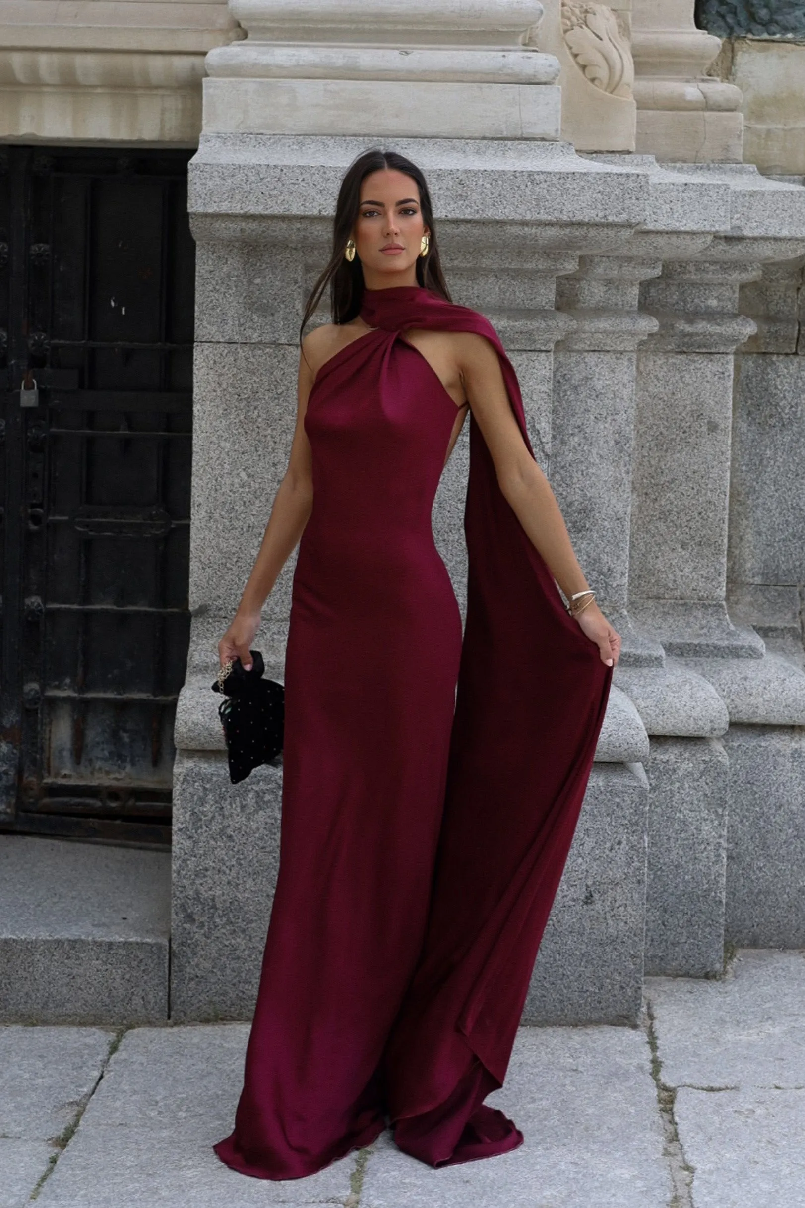 VESTIDO COMPRIDO BORDEAUX COM CAPA