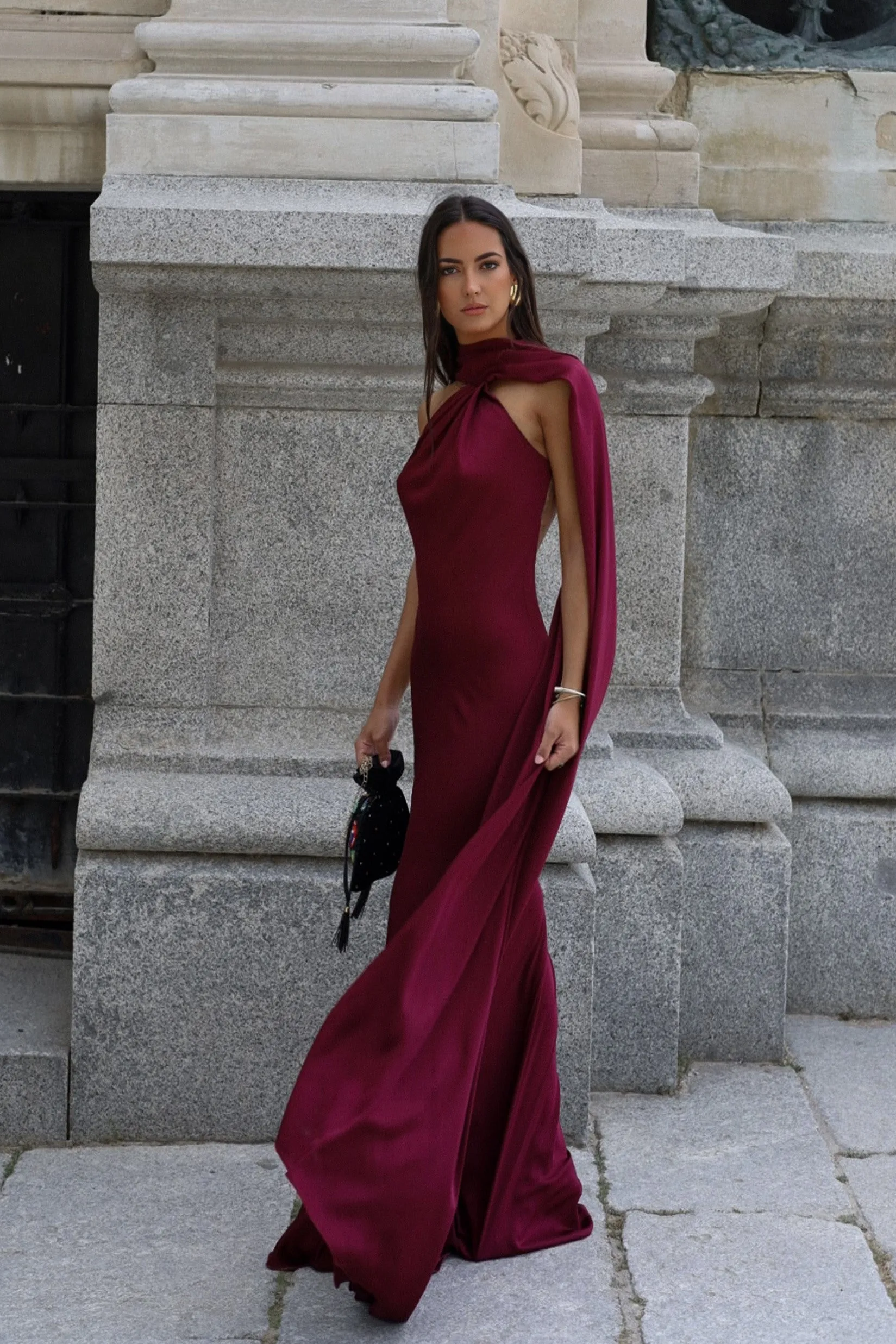 VESTIDO COMPRIDO BORDEAUX COM CAPA