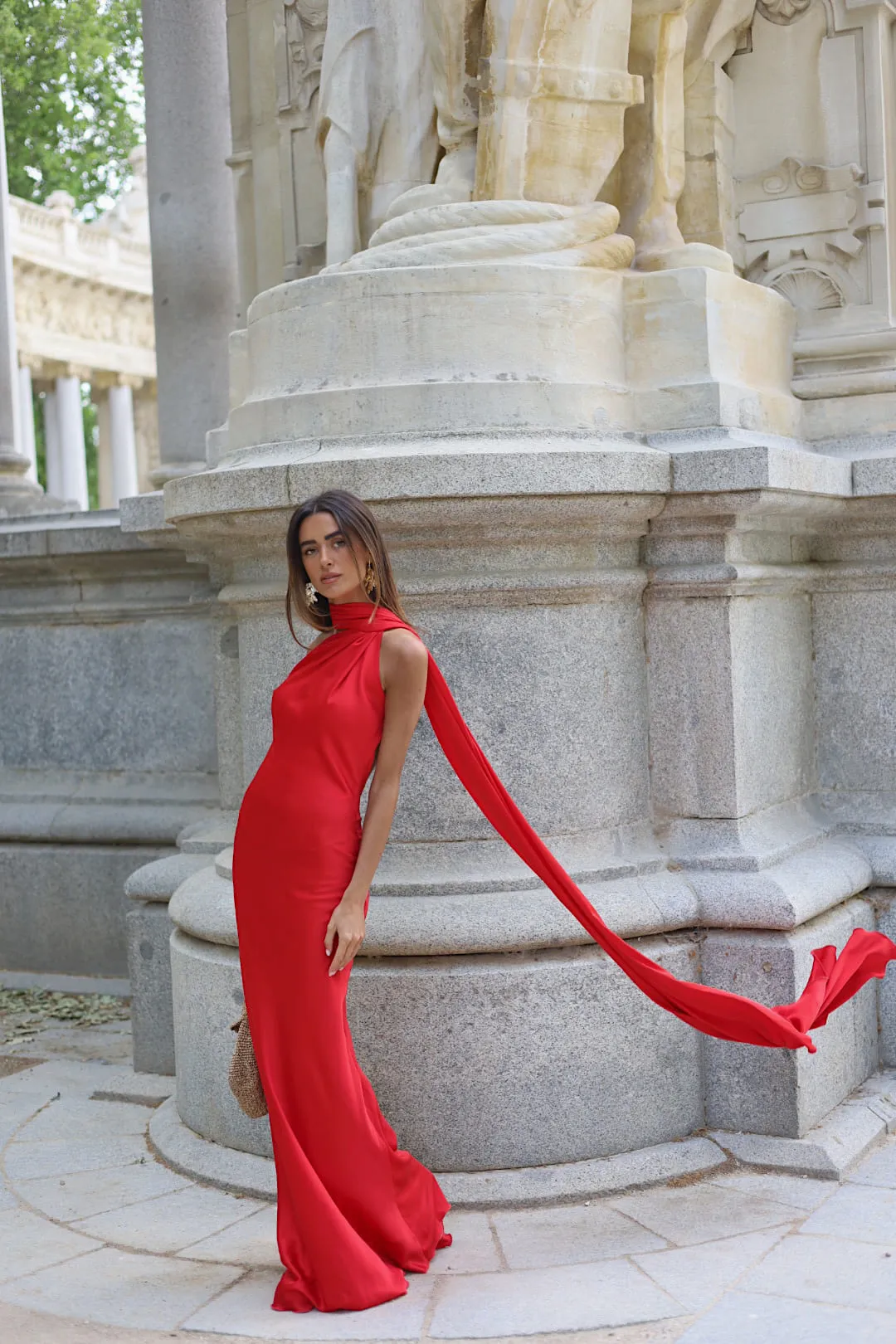 VESTIDO COMPRIDO VERMELHO COM CAPA